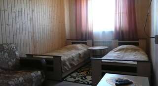 Гостиница 858 км Миллерово Четырехместный номер эконом-класса с общей ванной комнатой-2